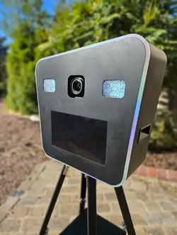 Vue complète de la borne photo Funny Selfie et de son imprimante